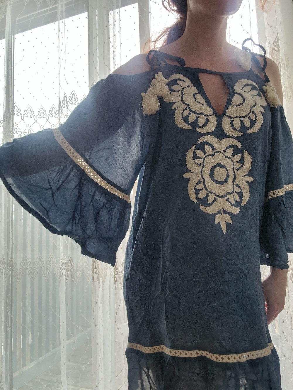 Womens Peek-a-boo Shoulder Embroidered Mid Length Dress, Size Large